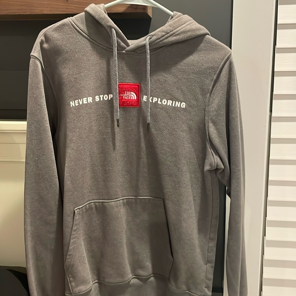 Men’s NORTH FACE Grey Hoodie.
